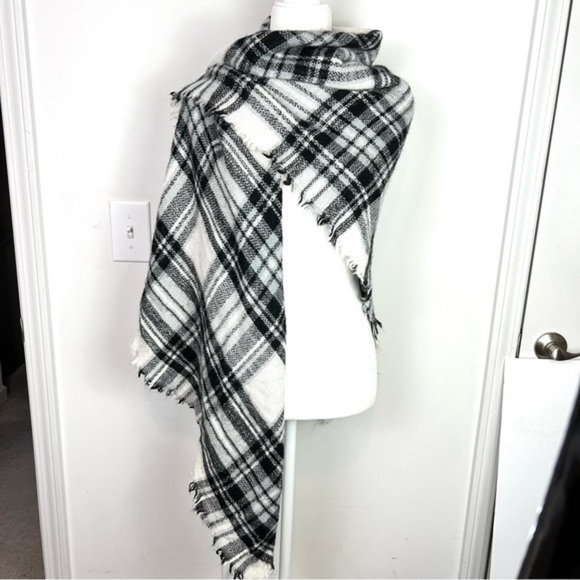 ModCloth Black White Plaid Blanket Scarf Shawl Throw Wrap 100% Acrylic Classic - Picture 1 of 8
